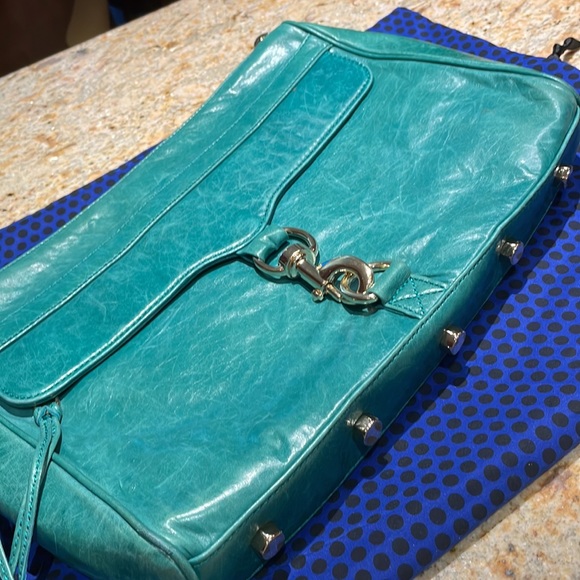 It’s a Crossbody Rebecca Minkoff bag - Picture 2 of 4